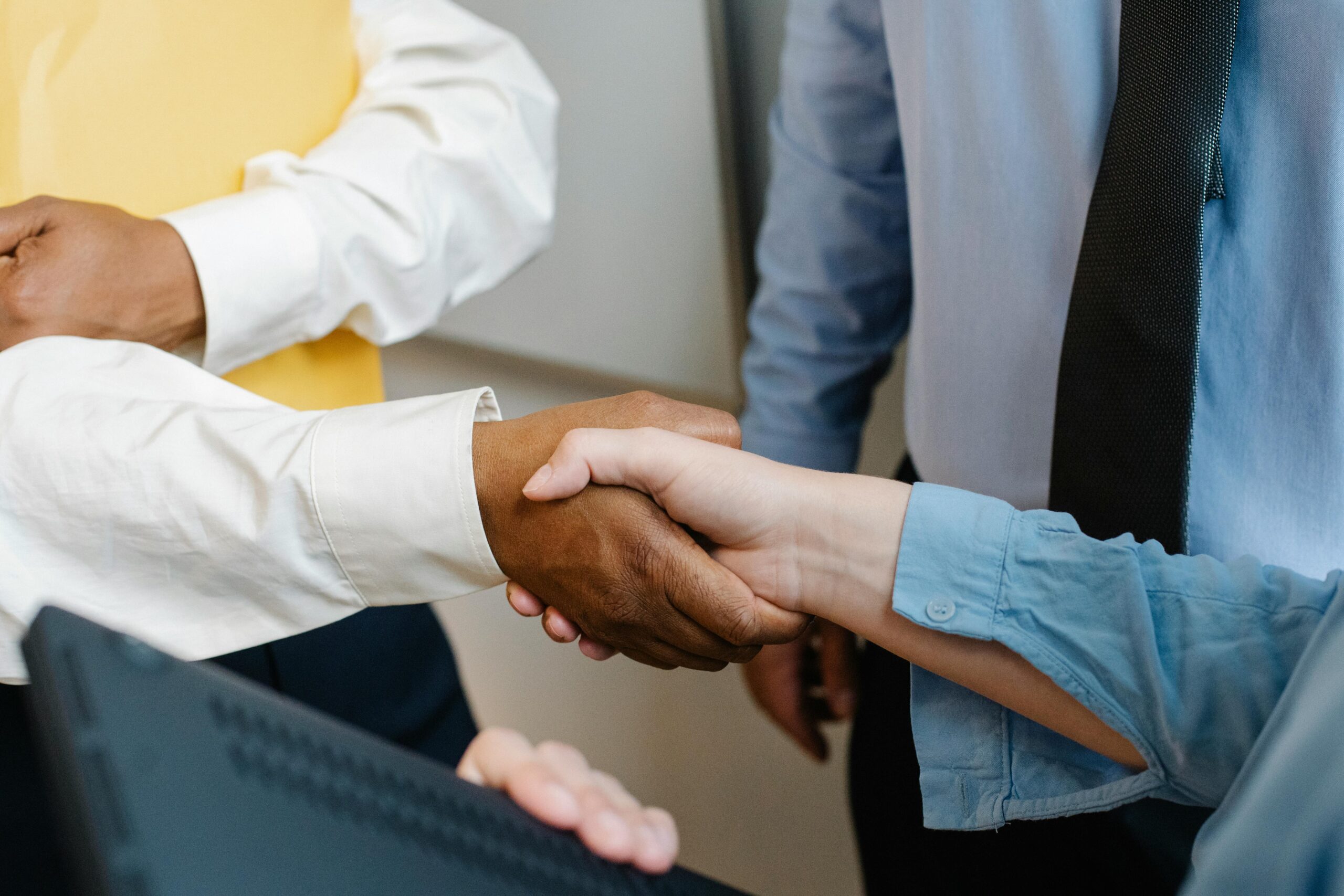 2 people shaking each others hands